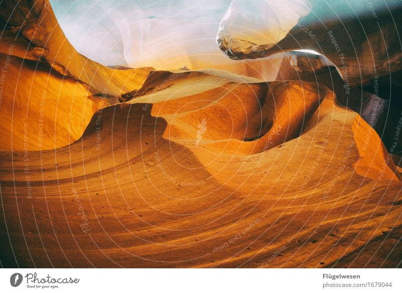 Upper Antelope Canyon [12] Tourismus Ausflug Hügel Felsen Berge u. Gebirge Schlucht Stein Sand berühren eckig USA Amerika Felswand Felsvorsprung Felsspalten