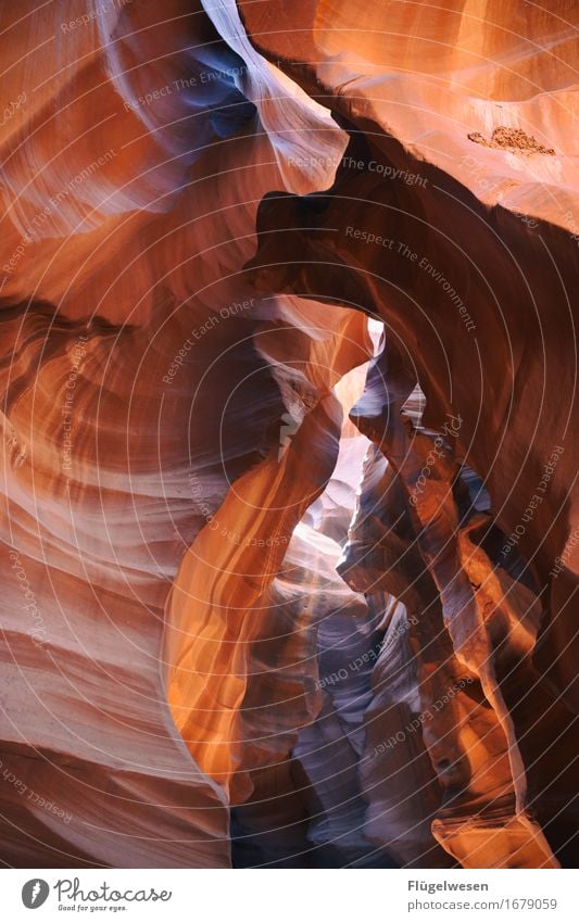 Upper Antelope Canyon [13] Tourismus Ausflug Hügel Felsen Berge u. Gebirge Schlucht Stein Sand berühren eckig USA Amerika Felswand Felsvorsprung Felsspalten