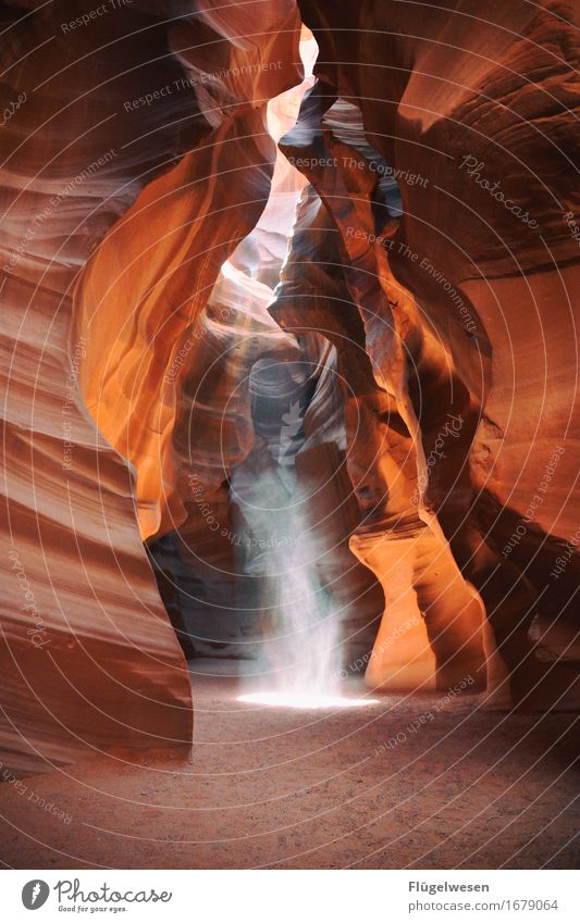 Upper Antelope Canyon [18] Tourismus Ausflug Hügel Felsen Berge u. Gebirge Schlucht Stein Sand berühren eckig USA Amerika Felswand Felsvorsprung Felsspalten