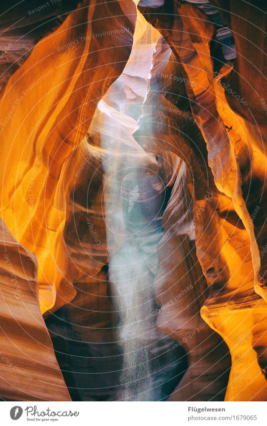 Upper Antelope Canyon [19] Tourismus Ausflug Hügel Felsen Berge u. Gebirge Schlucht Stein Sand berühren eckig USA Amerika Felswand Felsvorsprung Felsspalten