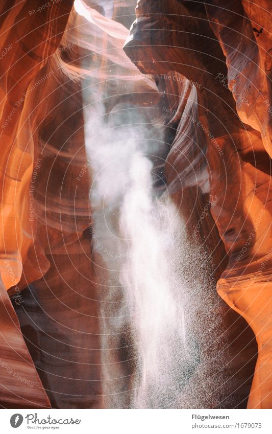 Upper Antelope Canyon [39] Tourismus Ausflug Hügel Felsen Berge u. Gebirge Schlucht Stein Sand berühren eckig USA Amerika Felswand Felsvorsprung Felsspalten