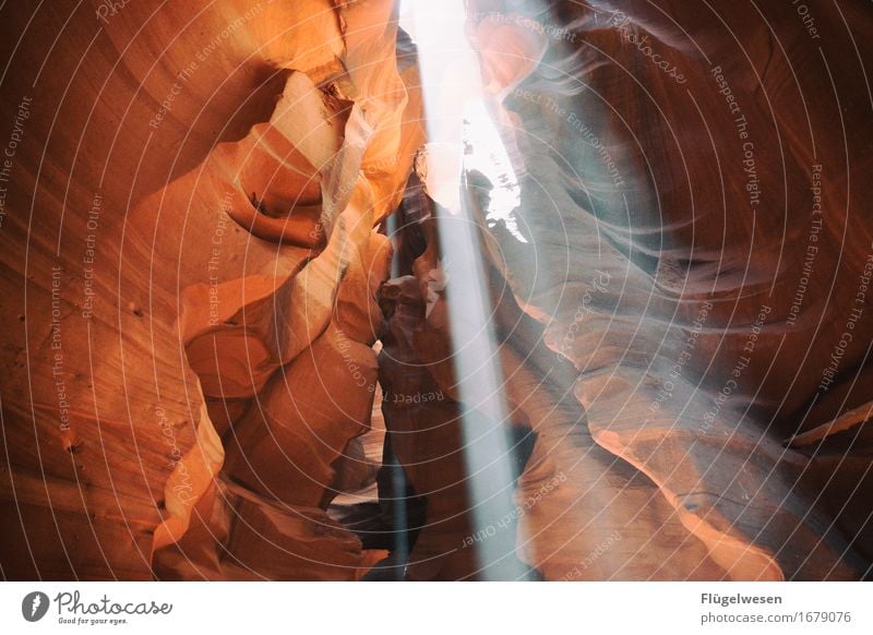 Upper Antelope Canyon [35] Tourismus Ausflug Hügel Felsen Berge u. Gebirge Schlucht Stein Sand berühren eckig USA Amerika Felswand Felsvorsprung Felsspalten