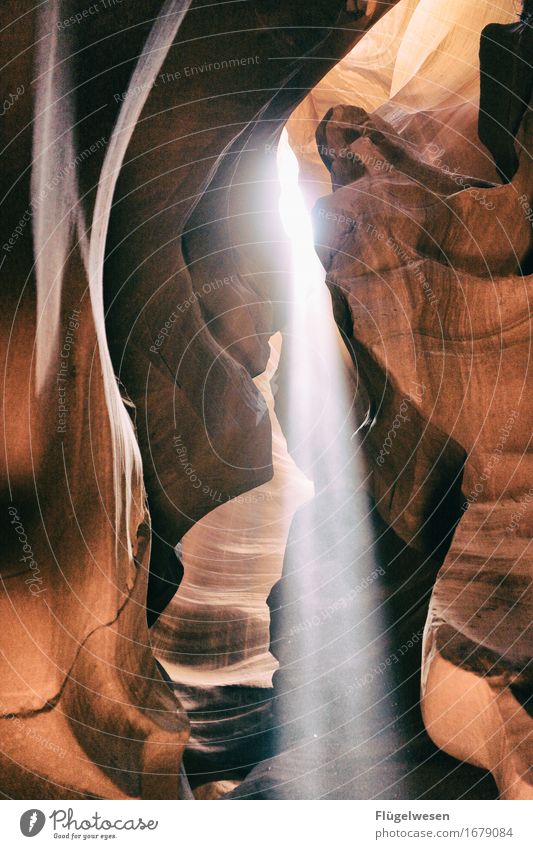 Upper Antelope Canyon [33] Tourismus Ausflug Hügel Felsen Berge u. Gebirge Schlucht Stein Sand berühren eckig USA Amerika Felswand Felsvorsprung Felsspalten