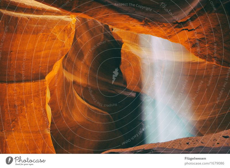 Upper Antelope Canyon [26] Tourismus Ausflug Hügel Felsen Berge u. Gebirge Schlucht Stein Sand berühren eckig USA Amerika Felswand Felsvorsprung Felsspalten