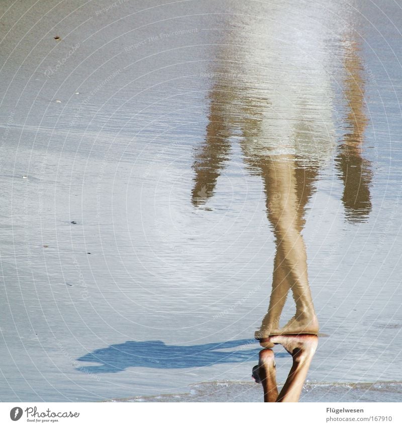 Nimm' die Schuhe in die Hand, es ist Sommer! Farbfoto Außenaufnahme Textfreiraum links Zufriedenheit Erholung Schwimmen & Baden Ferien & Urlaub & Reisen