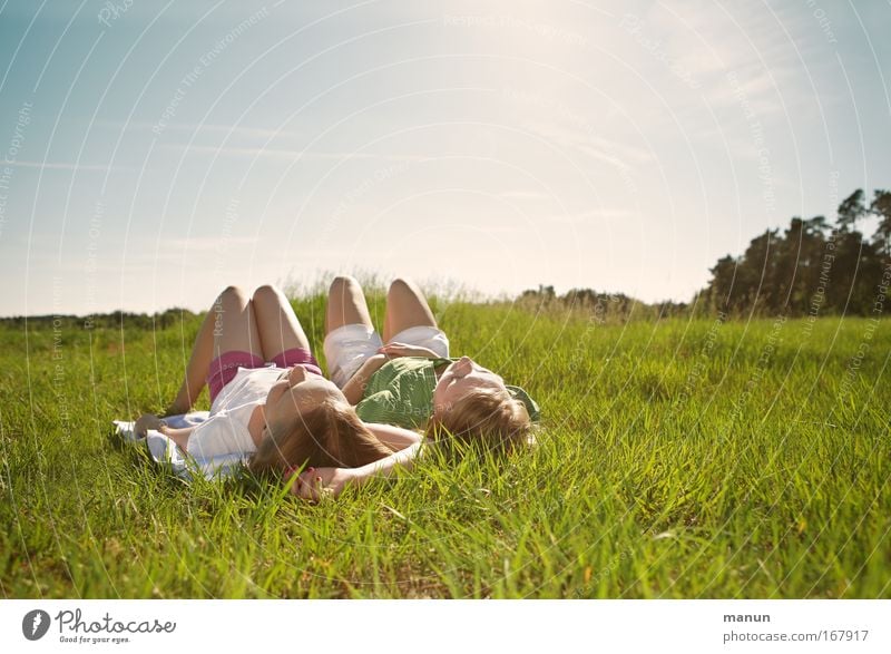 dolce far niente harmonisch Wohlgefühl Erholung ruhig Sonnenbad Sommerferien Kind Mädchen Geschwister Schwester Freundschaft Kindheit Jugendliche 2 Mensch