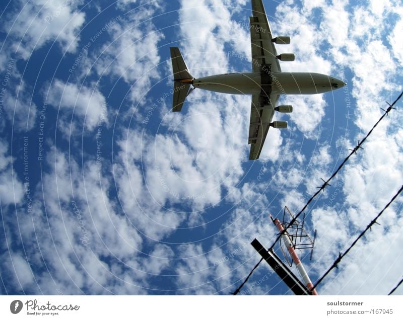 Geometrie im Flug Farbfoto Außenaufnahme Menschenleer Textfreiraum links Tag Froschperspektive Weitwinkel Luftverkehr Himmel Wolken Sommer Flughafen Verkehr