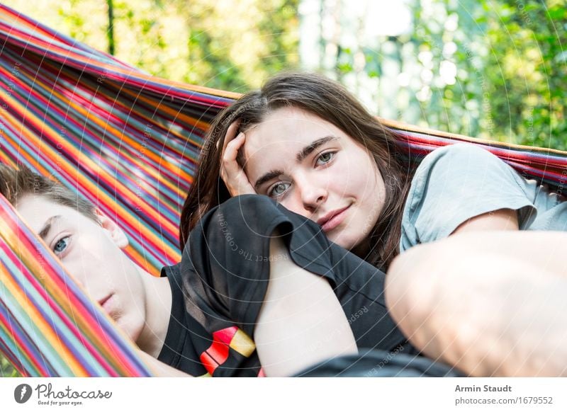 Zwei Teenager Geschwister chillen in einer Hängematte Lifestyle Wohlgefühl Zufriedenheit Erholung Ferien & Urlaub & Reisen Tourismus Sommer Mensch feminin