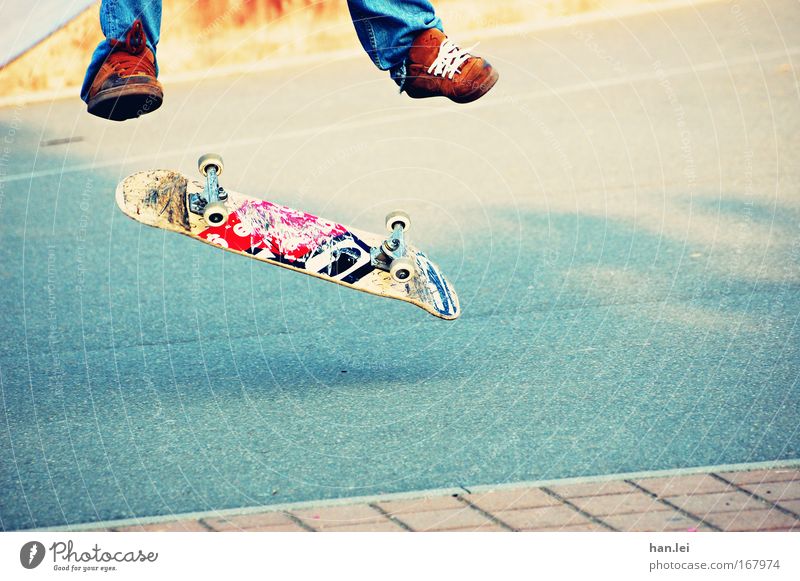 Sk8er Farbfoto Außenaufnahme Textfreiraum rechts Textfreiraum unten Tag Abend Lifestyle Skateboard Kindheit Jugendliche Beine Fuß 18-30 Jahre Erwachsene