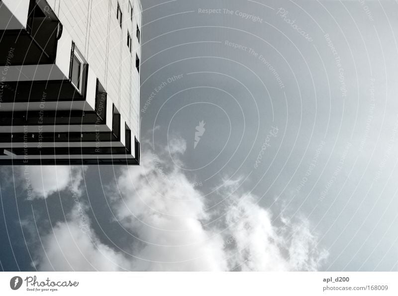 Unter den Wolken Farbfoto Außenaufnahme Textfreiraum rechts Tag Licht Sonnenlicht Weitwinkel Manheim Deutschland Europa Stadtrand Menschenleer Haus Hochhaus