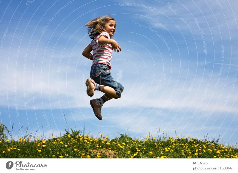 feel free I Außenaufnahme Spielen Mädchen Natur Himmel Schönes Wetter Wiese Hügel springen toben wandern Glück Fröhlichkeit Zufriedenheit Lebensfreude