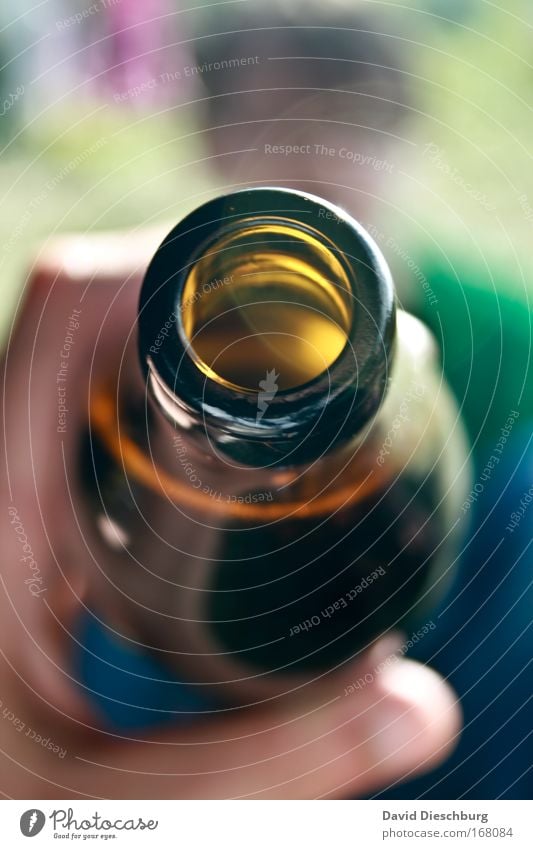 Probier mal... Farbfoto Detailaufnahme Textfreiraum oben Textfreiraum unten Tag Kontrast Unschärfe Getränk trinken Erfrischungsgetränk Alkohol Bier Flasche