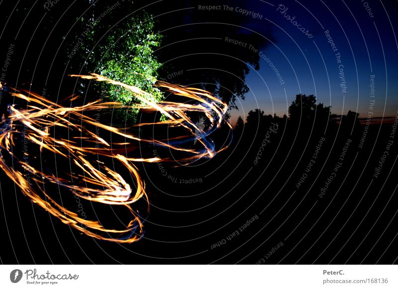 Poi Feuertänzer Farbfoto Außenaufnahme Experiment Dämmerung Nacht Tänzer Jugendkultur Natur Landschaft Urelemente Horizont Sonnenaufgang Sonnenuntergang Sommer