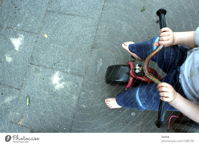 Ich fahr dann mal los Gedeckte Farben Außenaufnahme Tag Vogelperspektive Spielen Mensch maskulin Kleinkind Junge Arme Hand Finger Beine Fuß 1 1-3 Jahre Dreirad