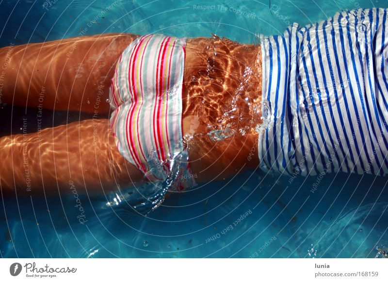 Gestreift im Wasser Farbfoto mehrfarbig Außenaufnahme Tag Schatten Sonnenlicht Vogelperspektive Rückansicht Wohlgefühl Sommer Wellen Mensch feminin Junge Frau