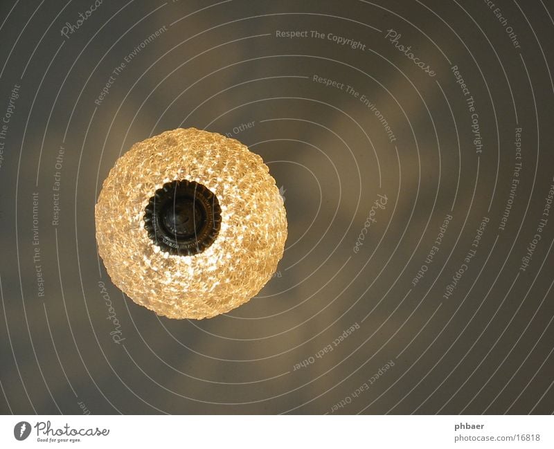 Helle Runde Lampe Deckenlampe Licht diffus trüb hell rund Raum Häusliches Leben oben hoch Glas matt Kreis Kugel Beleuchtung