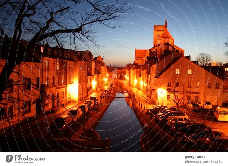 Frische Grube Wismar Farbfoto mehrfarbig Außenaufnahme Menschenleer Abend Dämmerung Nacht Licht Zentralperspektive Tourismus Sightseeing Städtereise Haus