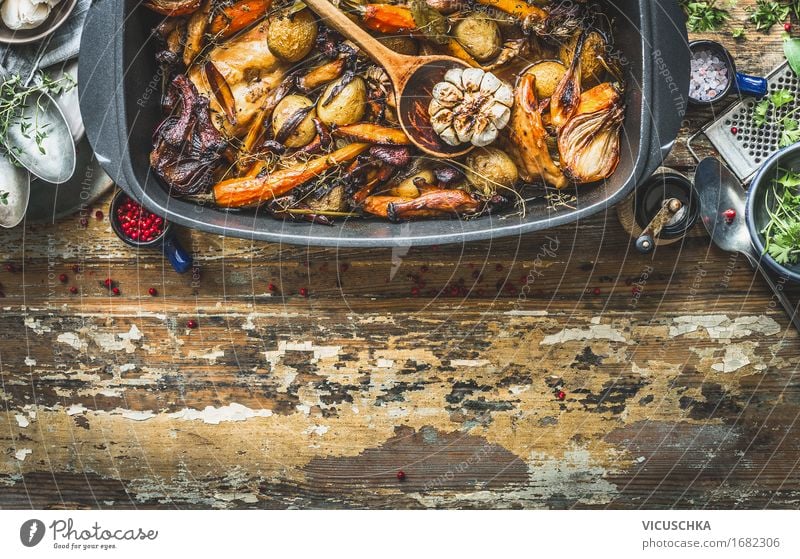 Ragout mit Waldpilzen und Garten Gemüse der Saison Lebensmittel Kräuter & Gewürze Öl Ernährung Mittagessen Abendessen Büffet Brunch Festessen Bioprodukte Diät