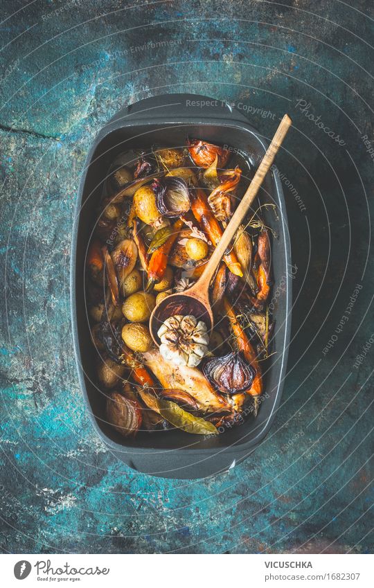 Sehr rustikaler gerostetes Gemüse Eintopf Lebensmittel Fleisch Kräuter & Gewürze Öl Ernährung Mittagessen Abendessen Büffet Brunch Festessen Bioprodukte Topf