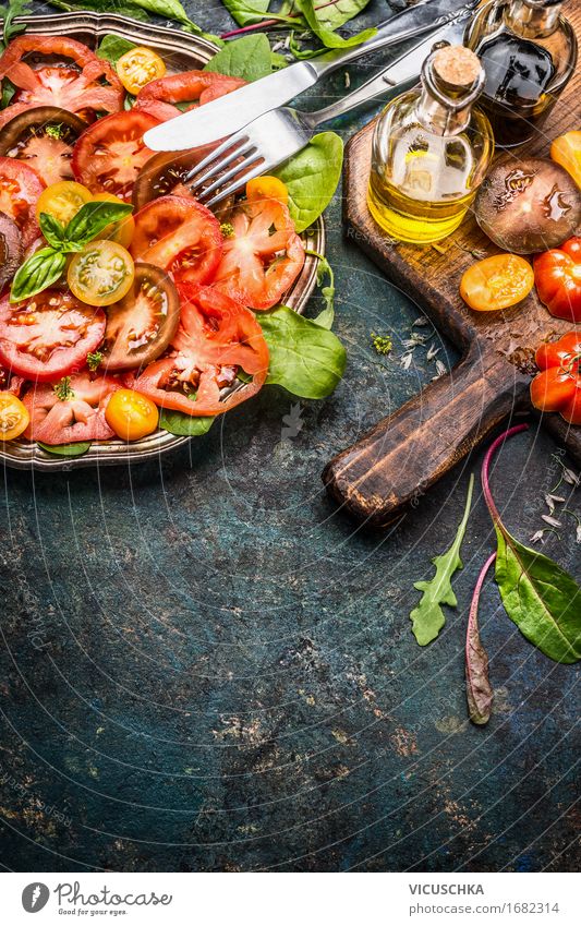 Tomaten Salat mit verschiedene bunten Tomaten Lebensmittel Gemüse Salatbeilage Kräuter & Gewürze Öl Ernährung Mittagessen Abendessen Büffet Brunch Festessen