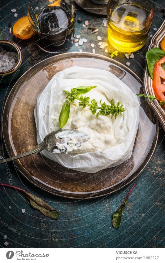 Handgemachte Ricotta Käse auf rustikalem Küchentisch Lebensmittel Kräuter & Gewürze Öl Ernährung Bioprodukte Italienische Küche Geschirr Teller