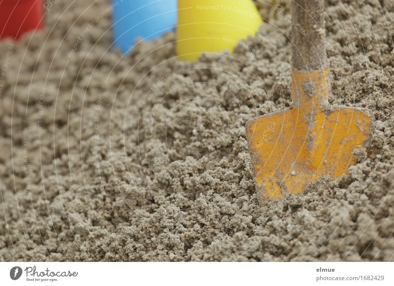 Sommersaison im Sandkasten (2) Spielen Ferien & Urlaub & Reisen Abenteuer Sommerurlaub Strand Nordsee Ostsee Spielzeug Schaufel Sandspielzeug mehrfarbig Freude