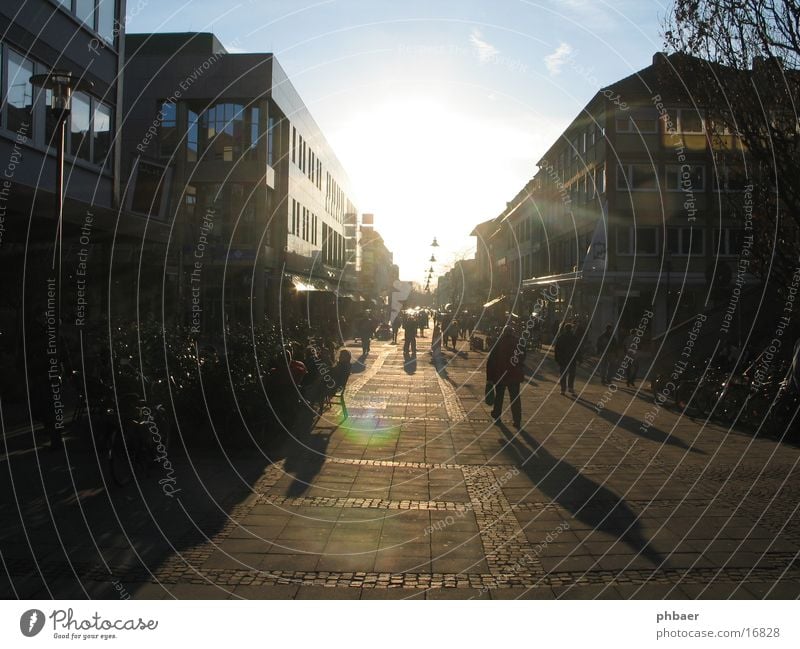 Grüß mir die Sonne unterwegs Stadtzentrum Fußgängerzone Darmstadt Hessen Gegenlicht Haus Häuserzeile Verkehr zu Land geschlossen Mensch Stadtschlucht