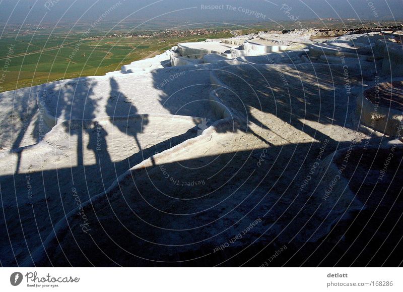 Schattenspiele Gedeckte Farben Außenaufnahme Menschenleer Textfreiraum unten Morgen Natur Landschaft Urelemente Erde Schönes Wetter Terrasse schwarz weiß Tag