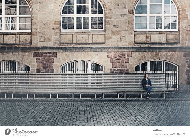 Träume nicht auf die lange Bank schieben Junge Frau Jugendliche sitzen träumen nachdenken Erholung Langeweile nachdenklich Pause Redewendung faulenzen warten