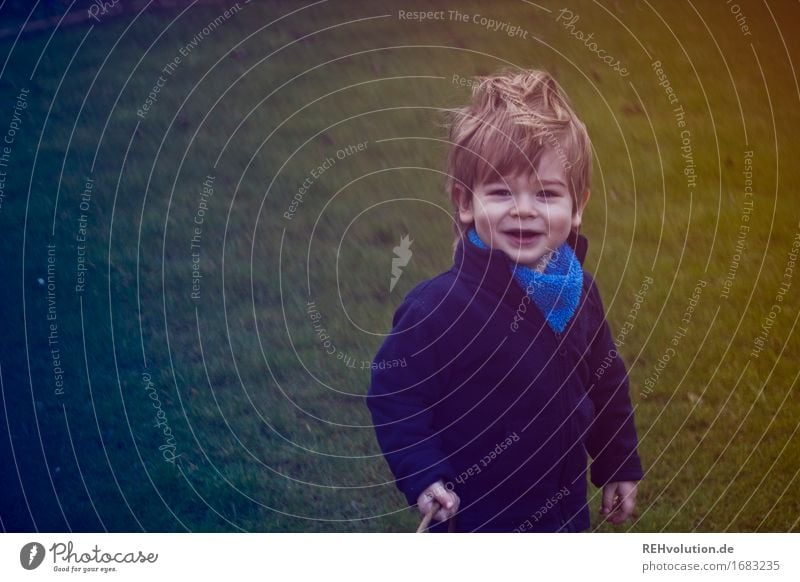 Eiersuche Mensch maskulin Kind Kleinkind Junge 1 1-3 Jahre Umwelt Natur Garten Wiese Haare & Frisuren Lächeln stehen Freundlichkeit Fröhlichkeit Glück klein