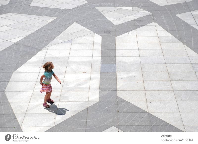 Mustertanz Farbfoto Außenaufnahme Tag Licht Schatten Blick nach hinten Wegsehen Tanzen Kind Mädchen 1 Mensch 3-8 Jahre Kindheit Theaterschauspiel Tänzer Stadt