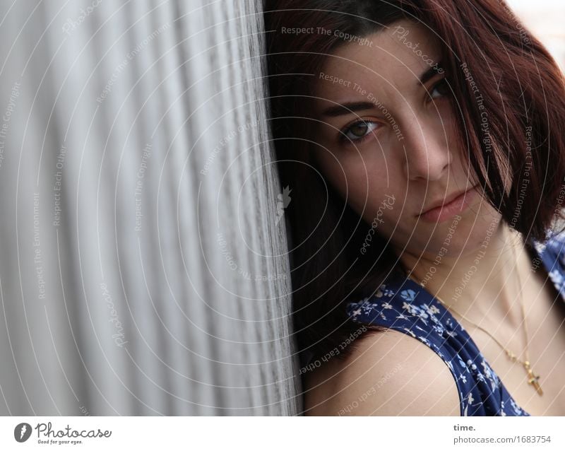 Berna feminin 1 Mensch Brücke Kleid Schmuck Halskette brünett langhaarig beobachten Denken Blick warten schön Geborgenheit Wachsamkeit Gelassenheit ruhig