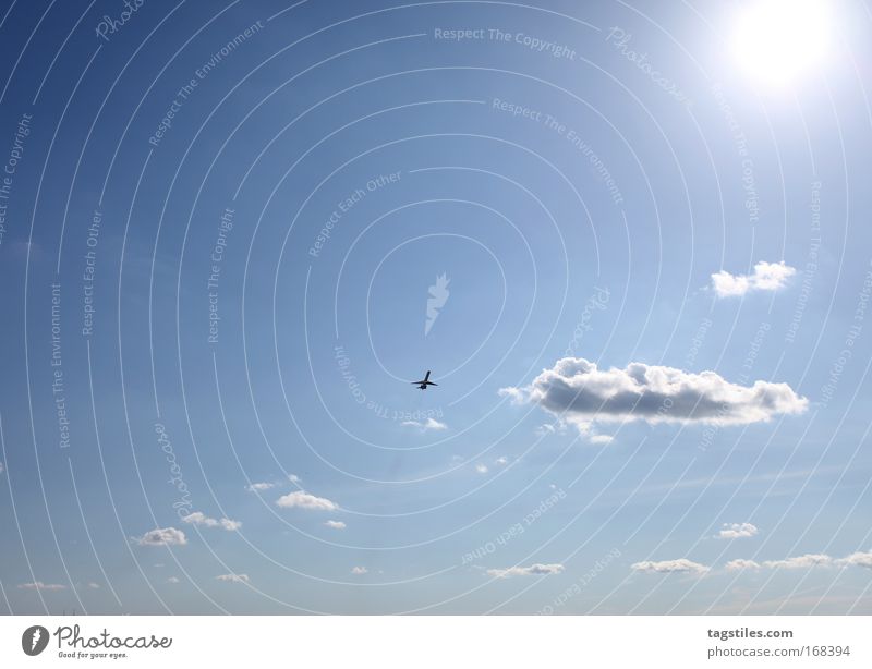 VERSCHOLLEN verloren Flugzeug Sommer Sonne Flugzeugstart Himmel Wolken Ferien & Urlaub & Reisen Erholung fliegen Luftverkehr Wege & Pfade gegen Reisefotografie