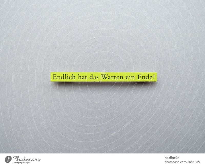 Endlich hat das Warten ein Ende! Schriftzeichen Schilder & Markierungen Kommunizieren warten eckig grau grün schwarz Gefühle Stimmung Freude Zufriedenheit