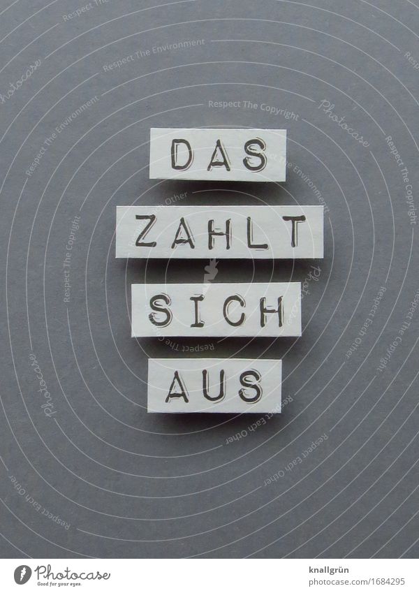 Das zahlt sich aus Kommunikation kommunizieren Worte Satz Buchstaben Schilder und Markierungen Schriftzeichen Typographie Farbfoto weiß grau schwarz Prognose