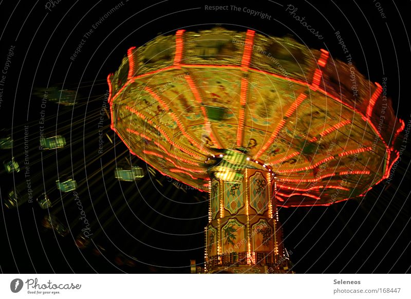 Zeitmaschine Farbfoto Außenaufnahme Nacht Kunstlicht Licht Langzeitbelichtung Unschärfe Bewegungsunschärfe Freizeit & Hobby Kinderspiel Jahrmarkt Karussell