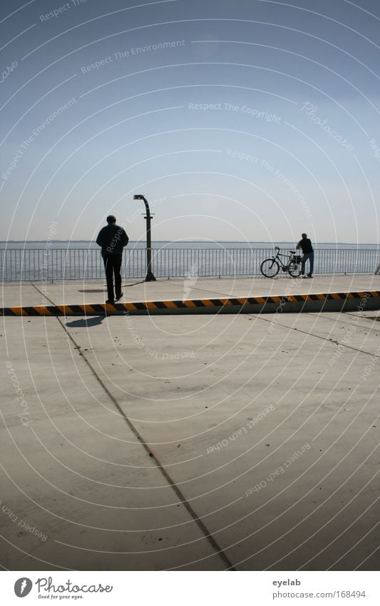 Agoraphobie Farbfoto Gedeckte Farben Außenaufnahme Textfreiraum oben Textfreiraum unten Hintergrund neutral Tag Sonnenlicht Totale Ferien & Urlaub & Reisen