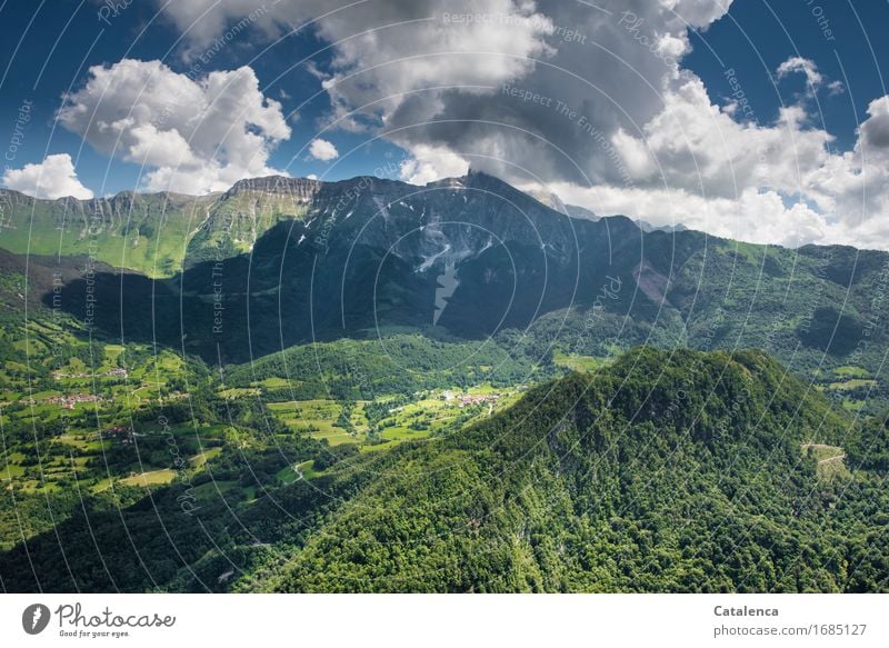 Überfliegen, Luftaufnahme einer Gebirgslandschaft Freizeit & Hobby Ferien & Urlaub & Reisen Berge u. Gebirge wandern Gleitschirmfliegen Natur Landschaft Himmel