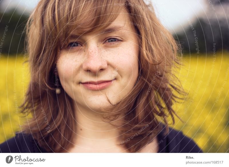 Im Frühling. Farbfoto Außenaufnahme Tag Sonnenlicht Zentralperspektive Porträt Vorderansicht Blick in die Kamera Blick nach vorn Mensch Frau Erwachsene