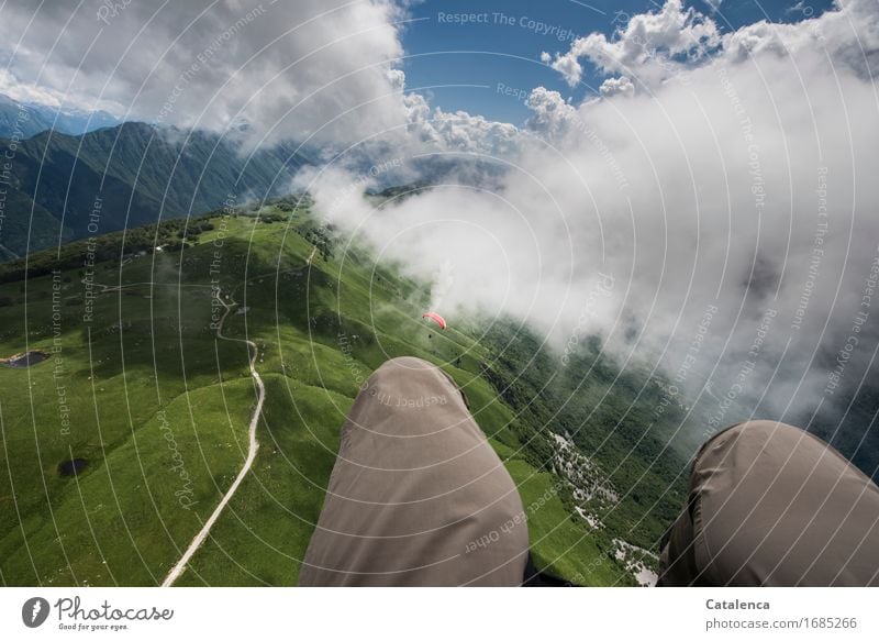 Luftig ,Luftaufnahme beim Gleitschirmfliegen Freizeit & Hobby Ferien & Urlaub & Reisen Freiheit Sommer Berge u. Gebirge Paragliden Oberschenkel Landschaft