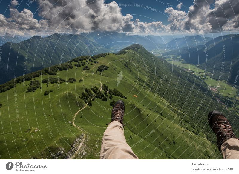 Bis zum Horizont; Luftaufnahme beim Gleitschirmfliegen Freizeit & Hobby Ferien & Urlaub & Reisen Sommer Berge u. Gebirge Beine Landschaft Himmel Wolken