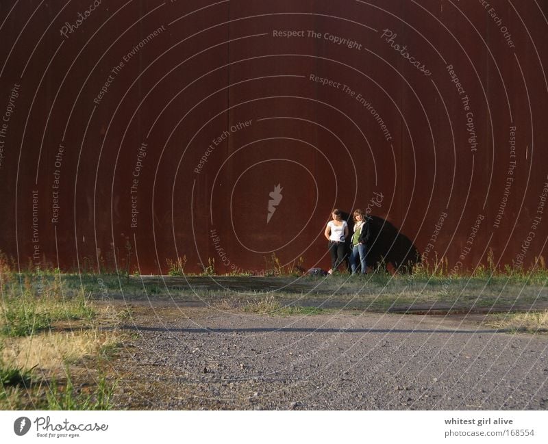 größenverhältnisse. Farbfoto Außenaufnahme Tag Zentralperspektive Mensch Junge Frau Jugendliche 2 18-30 Jahre Erwachsene Kultur Erde Sonne Mauer Wand atmen