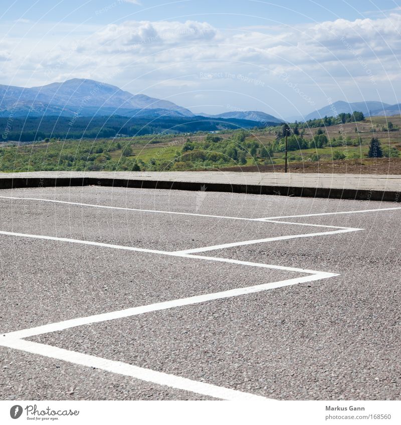 Parkplatz Farbfoto Außenaufnahme Menschenleer Textfreiraum oben Textfreiraum unten Textfreiraum Mitte Tag Starke Tiefenschärfe Zentralperspektive Natur