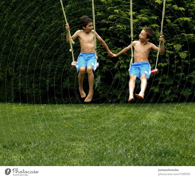 Brüderlein..... Bruder Geschwister Zusammensein harmonisch Freude Kind Kindheit Junge Buben Sommer Garten Schaukel schaukeln Spielplatz Spielen Freundschaft