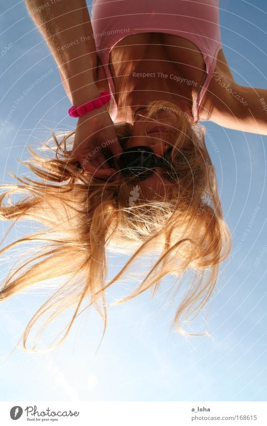 upside down Lifestyle Freude Sommer Mensch Junge Frau Jugendliche Leben Haare & Frisuren Himmel Sonnenbrille blond Lächeln Freundlichkeit Fröhlichkeit Glück