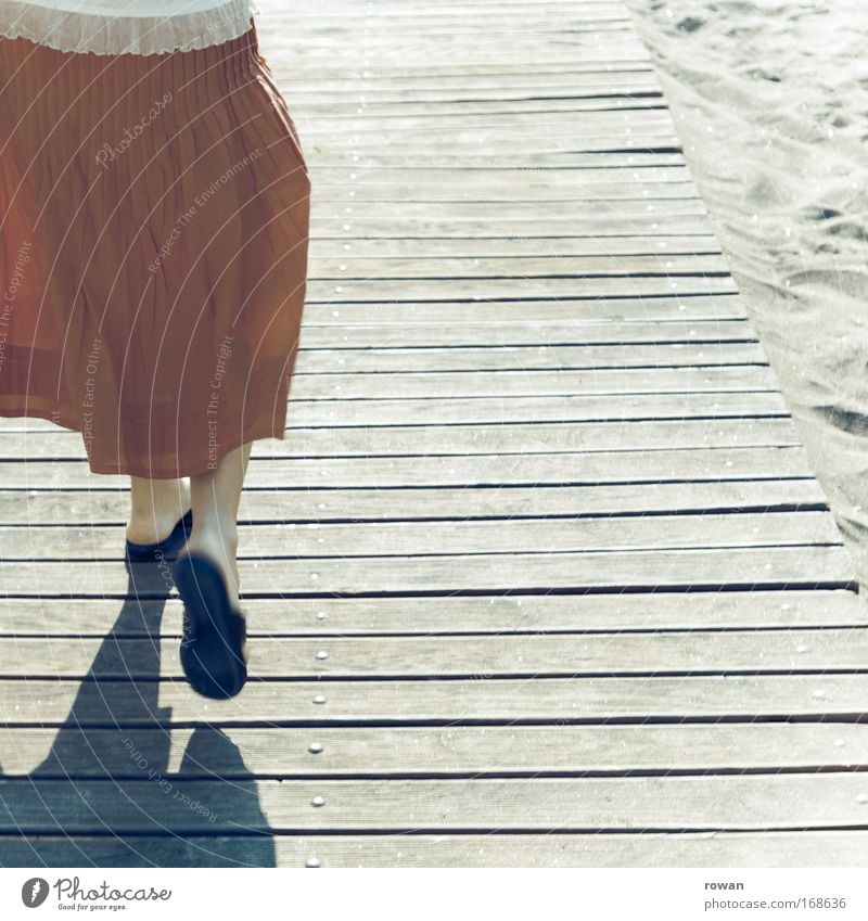 auf zum strand! Farbfoto Gedeckte Farben Textfreiraum rechts Hintergrund neutral Tag Mensch feminin 1 gehen laufen Freude Glück Fröhlichkeit Lebensfreude