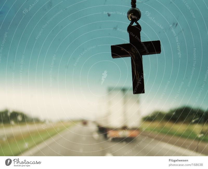 God bless this road Farbfoto Außenaufnahme Unschärfe Landschaft Verkehrsmittel Verkehrswege Straße Wege & Pfade Autobahn Fahrzeug PKW Lastwagen fahren