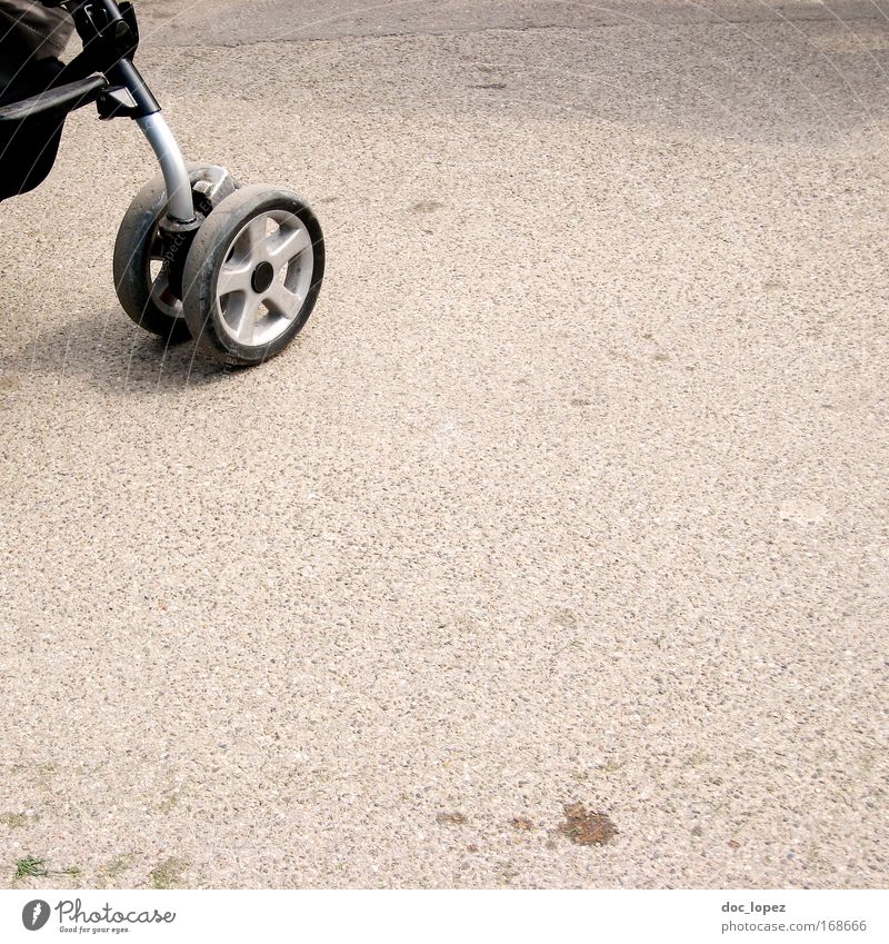 Kinderwagen (geschmackvoll angeschnitten?) Farbfoto Außenaufnahme Menschenleer Textfreiraum rechts Textfreiraum unten Textfreiraum Mitte Tag Schatten