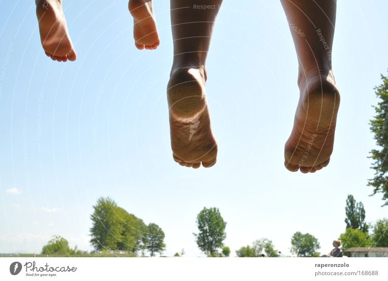 sommer#2 Familie & Verwandtschaft Kindheit Erwachsene Leben Fuß Mensch Himmel Wolkenloser Himmel Sommer Schönes Wetter Erholung genießen hängen sitzen springen