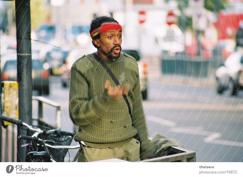 preacher man Rede gestikulieren Obdachlose schwarz Mann Straße Irritation